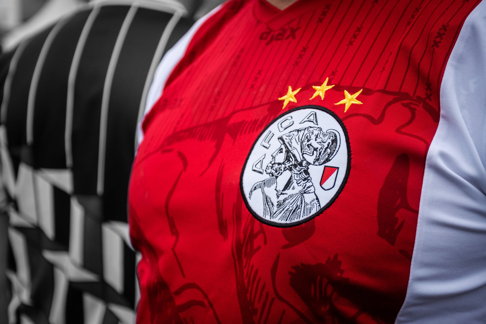 Bijna geen Ajax shirt meer te krijgen